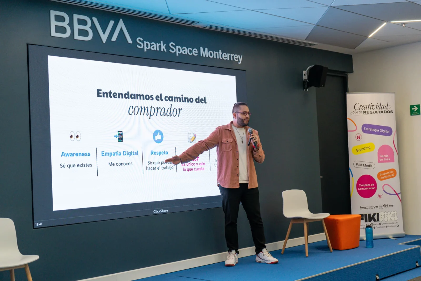 Ponente conversando sobre el comprador en un encuentro anterior
