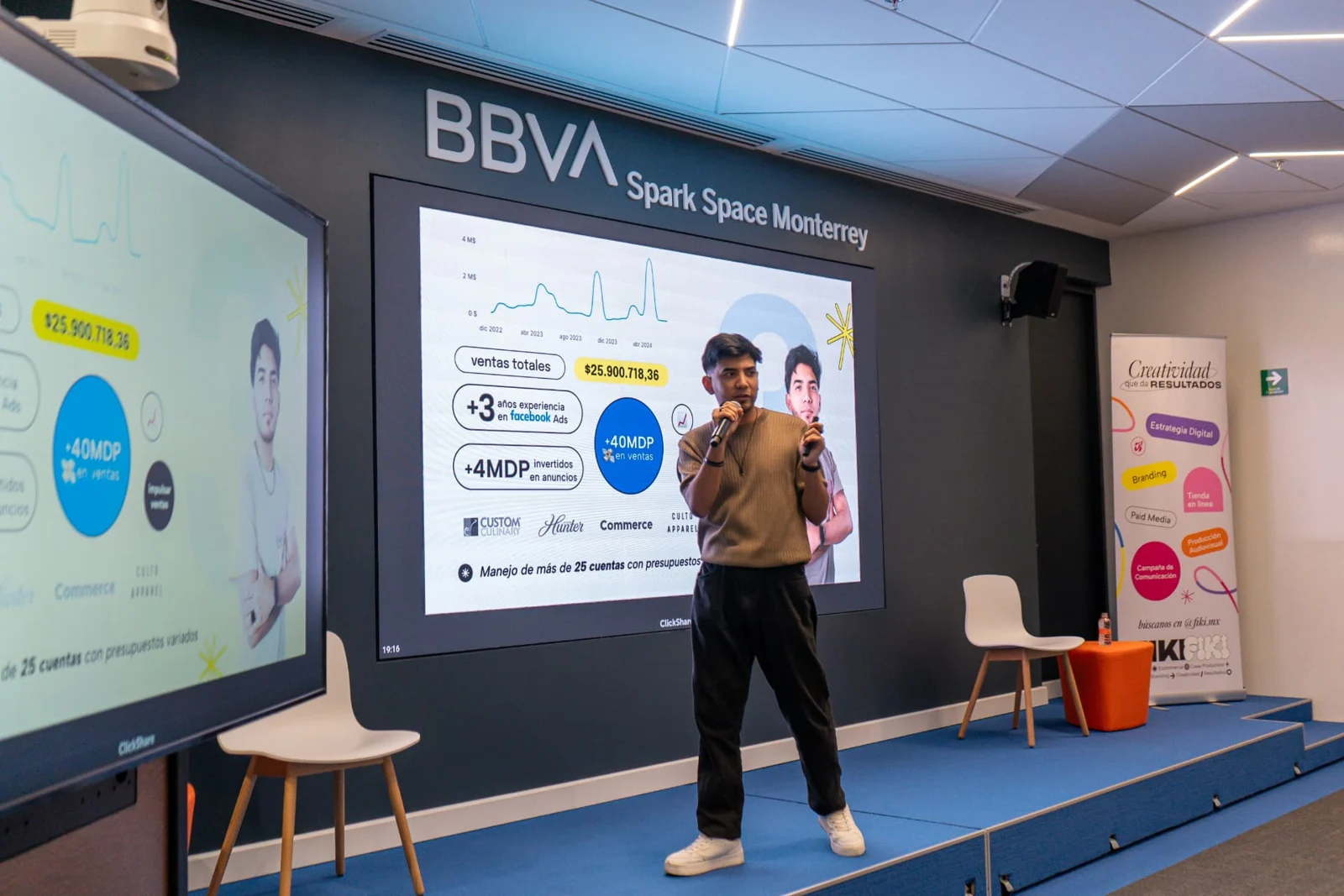 Ponente compartiendo experiencias de ventas en un encuentro anterior