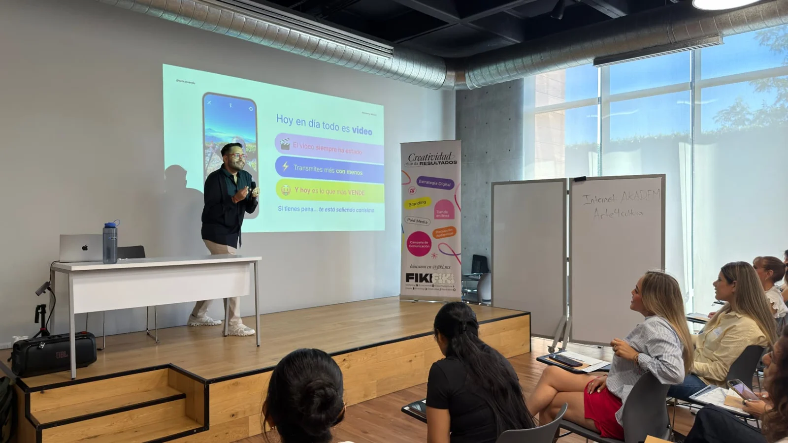 Presentación con asistentes en un encuentro anterior en Akadem